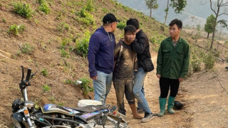Bị bắt khi đang chạy xe máy “gùi” ma tuý dọc triền núi