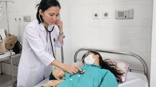 Nghi ngờ ngộ độc thực phẩm từ hàng ăn bên vỉa hè ở TP Nha Trang