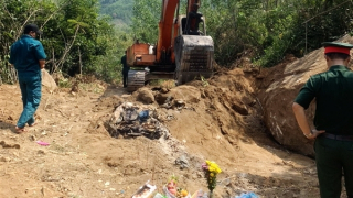 Đào đất làm đường, phát hiện hài cốt kèm di vật mũ tai bèo, dép cao su…