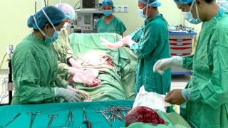 Bác sĩ Bệnh viện 199 phẫu thuật khối u nặng 2kg, cứu sống nữ bệnh nhân
