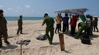 Ma túy trôi dạt trên biển được gắn thiết bị định vị để "chủ nhân" trục vớt