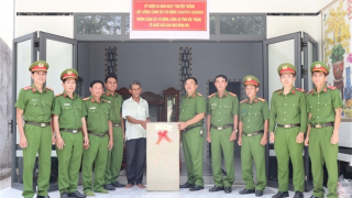 Bàn giao nhà đồng đội cho chiến sĩ Cảnh sát cơ động