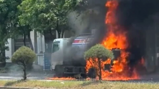 Xe bồn chở đầy nhựa đường bốc cháy dữ dội trên Quốc lộ 1A