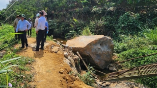 Đá lớn hàng chục tấn văng khỏi khai trường, đánh sập cầu sắt
