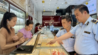 Đồng loạt kiểm tra 3 cửa hàng kinh doanh vàng, bạc tại Hà Nội