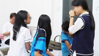 Làm rõ nguyên nhân 28 học sinh nhập viện sau khi ăn kẹo mua ở cổng trường