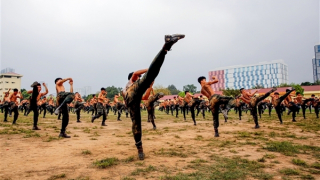 Cảnh sát chống khủng bố "đội" nắng luyện võ trên thao trường