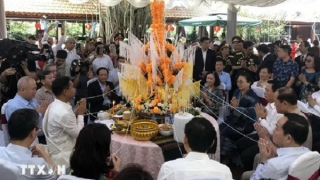 Lãnh đạo Đảng, Nhà nước tham dự  đón Tết cổ truyền Bunpimay của Lào