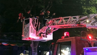 Cảnh sát giải cứu người đàn ông nghi “ngáo đá” định nhảy lầu trong đêm