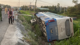 Xe khách lật nghiêng sau khi tông vào đuôi xe đầu kéo, 22 người may mắn thoát nạn