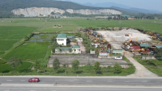 Trụ sở xây xong bỏ hoang gần 3 năm vì... không có đường vào