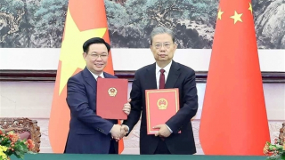 Chủ tịch Quốc hội Vương Đình Huệ hội đàm với Ủy viên trưởng Nhân đại toàn quốc Trung Quốc Triệu Lạc Tế