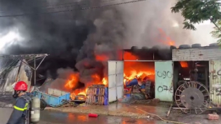 Cảnh sát khống chế đám cháy kho chứa ngư cụ tại cảng cá Thọ Quang