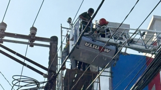 Cảnh sát dùng xe chuyên dụng giải cứu 2 công nhân bị điện giật trên cột cao 15m