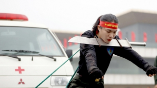 Nữ đặc nhiệm trình diễn khí công, kẹp đao vào cổ kéo ôtô