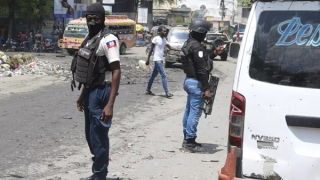 Cảnh sát Haiti đấu súng, giành tàu chở gạo từ băng đảng tội phạm