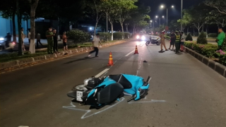 Đi vào làn ô tô, tài xế xe máy "thông chốt" tông cán bộ CSGT