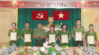 Trao giải cuộc thi viết tìm hiểu 50 năm truyền thống Cảnh sát Cơ động