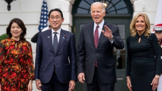 Thủ tướng Nhật pha trò vui vẻ trong tiệc chiêu đãi của Nhà Trắng