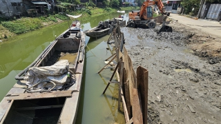 Thừa Thiên Huế: Yêu cầu chủ đầu tư và đơn vị thi công tạm ngưng đổ bùn thải xuống ao hồ