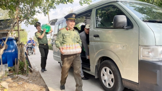 Công an tỉnh Cà Mau chia sẻ với người dân vùng khô hạn
