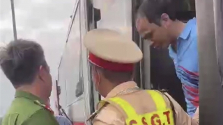 CSGT Đà Nẵng chặn bắt kẻ giết người trốn trên xe khách