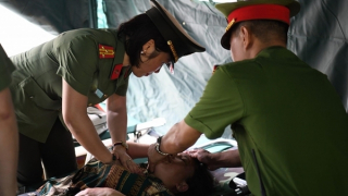 Công an sơ cứu người bị ngất khi đi tham quan Đền Hùng