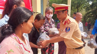 Tặng quà đồng bào Khmer nhân Tết Chol Chnam Thmay