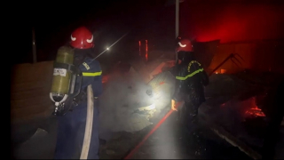 Nỗ lực dập tắt vụ cháy nhà sàn, thu hồi tiền, vàng cho chủ nhà