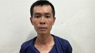 Vào tiệm vàng, vờ mua lắc rồi giật bỏ chạy