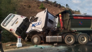 Thông tin thêm về vụ xe đầu kéo tông xe khách ở Kon Tum
