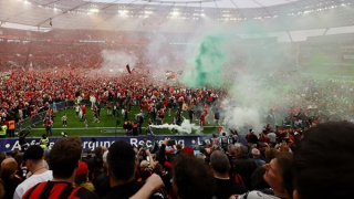 CĐV Bayer Leverkusen "mở tiệc" ăn mừng chức vô địch lịch sử