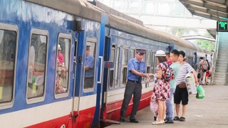 Kỳ nghỉ lễ 30/4 và 1/5: Đường sắt “cháy” vé, hàng không liên tục tăng tải