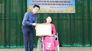 Tặng Bằng khen của Bộ trưởng Bộ GD&ĐT cho giáo viên khuyết tật tiêu biểu