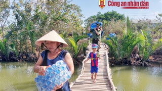 Công an tỉnh Sóc Trăng tiếp tục hỗ trợ người dân vùng hạn mặn
