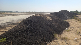 Bờ kè trăm tỷ bị chiếm dụng làm kho bãi chứa vật liệu trái phép