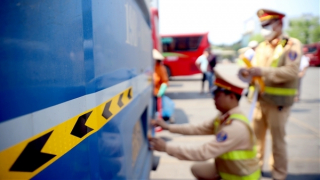 CSGT vào bến xe dán phản quang, tuyên truyền ATGT cho tài xế xe khách