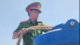 Công an xã đội nắng đưa nước sạch đến với người dân