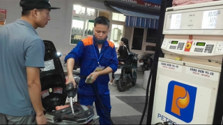 Xăng RON95-III tăng 416 đồng/lít