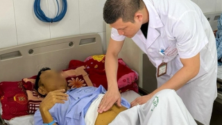 Uống thuốc nam không rõ nguồn gốc, 2 người bị suy gan phải cấp cứu