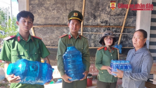 Gác ngày nghỉ lễ đi cấp nước sạch cho người dân