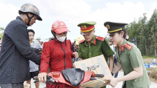 Công an tỉnh Cà Mau hỗ trợ nước sạch cho người dân vùng hạn mặn