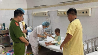 Công an Sơn La giúp đỡ cháu bé bị bỏng nặng