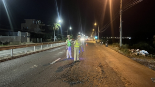 CSGT kịp thời xử lý vụ đá dăm rơi vãi trên QL1A do bạn đọc Báo CAND phản ánh