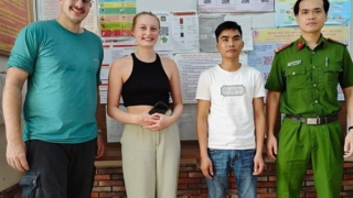 Công an phường Bãi Cháy trao trả lại tài sản cho du khách người nước ngoài