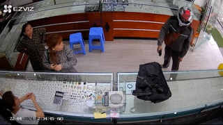 Nhanh chóng khống chế, bắt giữ đối tượng cướp tiệm vàng ở Phú Thọ