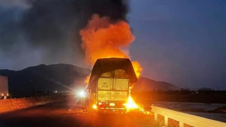 Đang chạy trên quốc lộ 1A, xe tải bốc cháy dữ dội