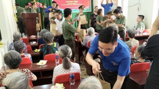 Tri ân người có công và tham quan các "địa chỉ đỏ" tại thành phố mang tên Bác