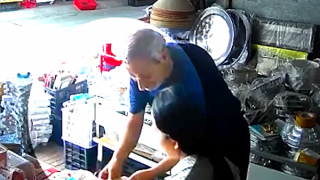 Điều tra vụ 2 người nước ngoài vờ đổi tiền để trộm cắp