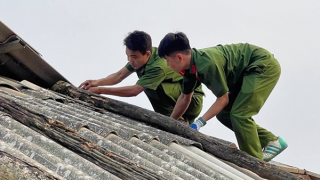 Công an Sơn La hỗ trợ nhân dân khắc phục hậu quả do thiên tai